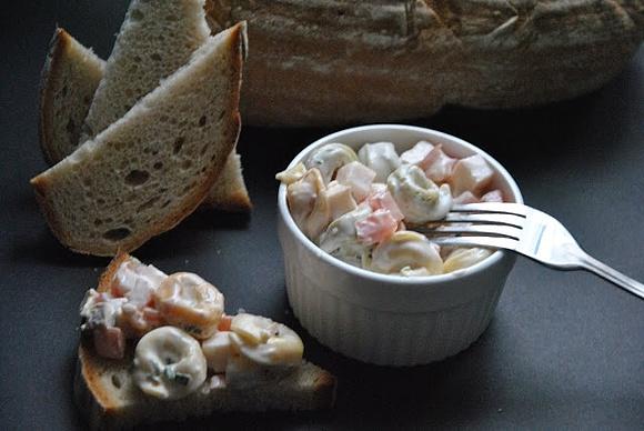 Sałatka z tortellini, szynką i pieczarkami