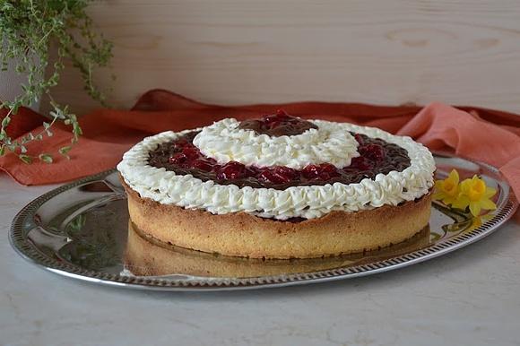 Tarta wiśniowa z bitą śmietaną i czekoladą Czarny las
