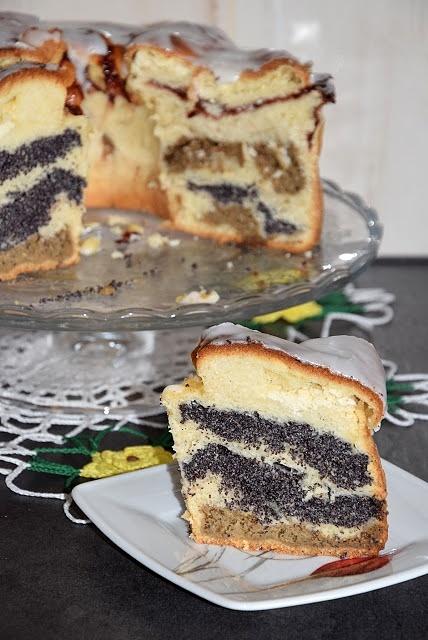 Drożdżowa babka z orzechami włoskimi, makiem i powidłami