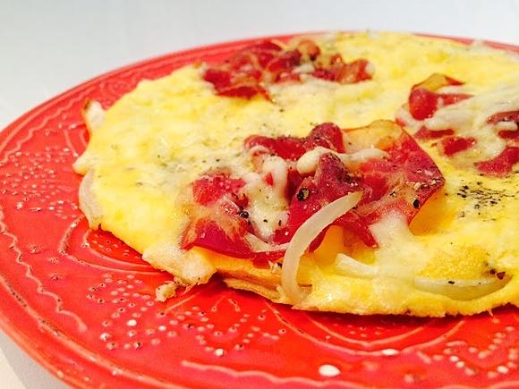 Omlet z włoską coppą, cebulą i serem