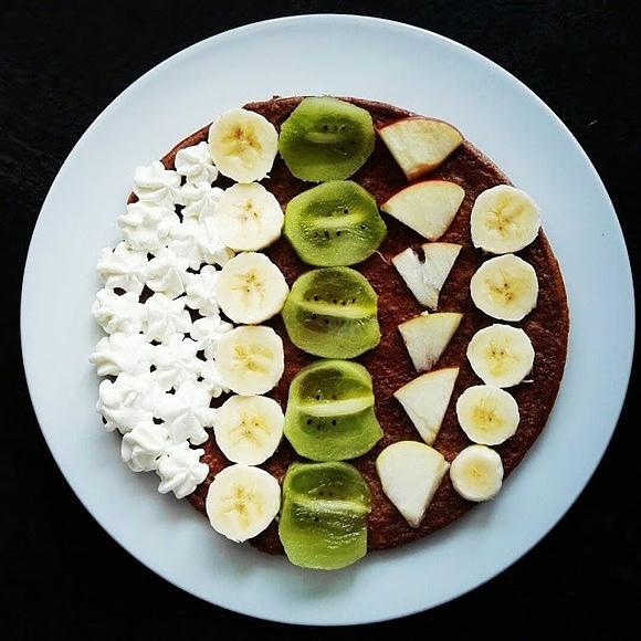 Omlet cynamonowo-bananowy bez mąki z kremem i owocami