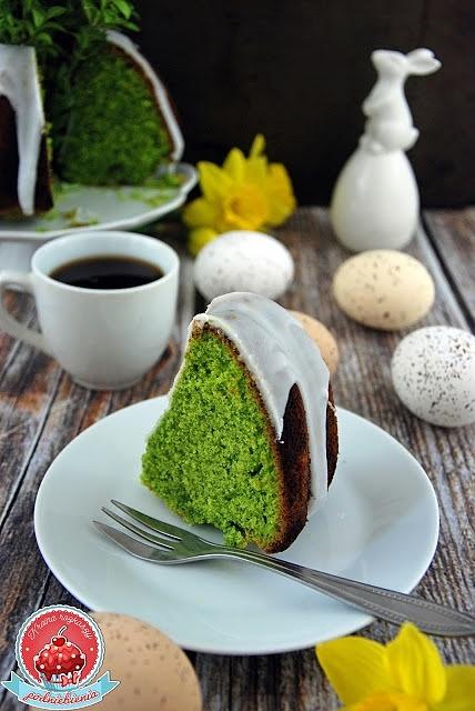 Babka szpinakowa - aromatyczne ciasto ze szpinakiem i zielonym kolorze