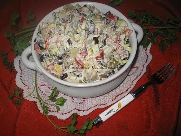 Sałatka śledziowa z czarną fasolą i warzywami