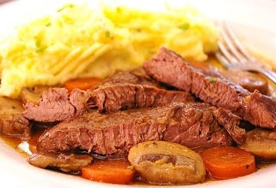 Wołowina duszona w piwie z ziemniaczano-chrzanowym puree