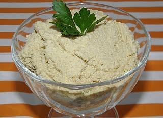 Hummus z ciecierzycy z czosnkiem oliwą i tahini