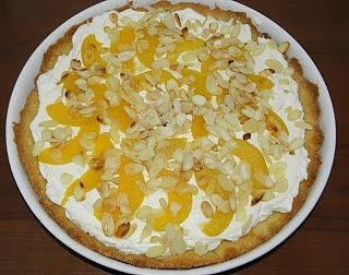 Tarta z kremem i brzoskwiniami