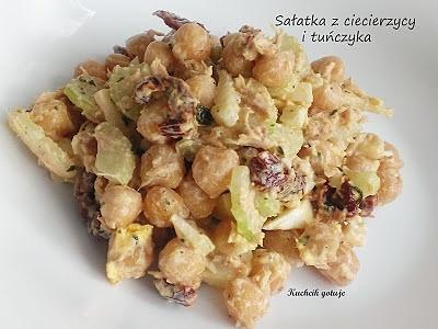 Sałatka z ciecierzycy i tuńczyka