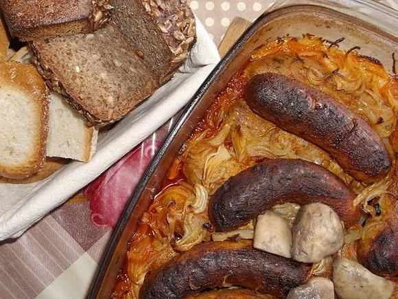 Biała kiełbasa na kapuście kiszonej