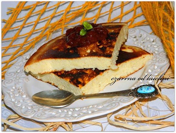Omlet na słodko z dżemem - przepis na łatwy deser śniadaniowy