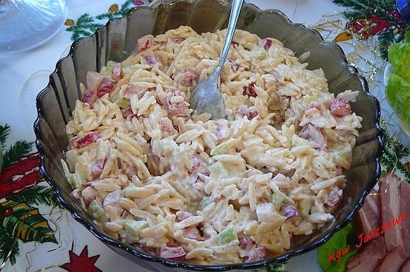 Sałatka z makaronem ryżowym i warzywami