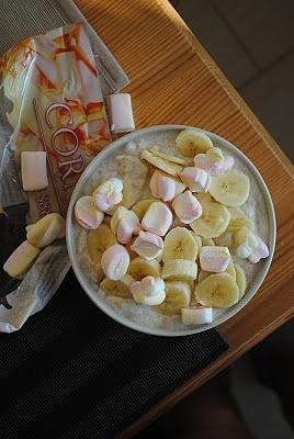 Najbardziej piankowa owsianka z bananem i marshmallows