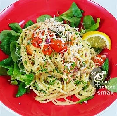 Delikatne spaghetti z wędzonym łososiem i szczypiorkiem