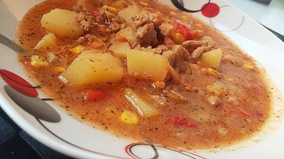 Zupa pizza z ziemniakami i pieczarkami