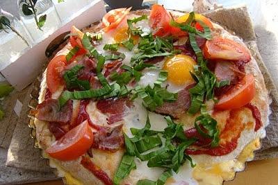 Tarta drożdżowa z sadzonym jajkiem i czosnkiem niedźwiedzim