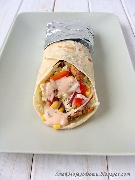 Domowa tortilla z warzywami i kurczakiem gyrosem