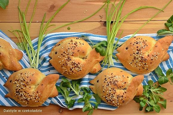 Drożdżowe rybki z nadzieniem rybnym i ziarnami na słono
