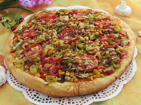 Pizza z porem i kukurydzą