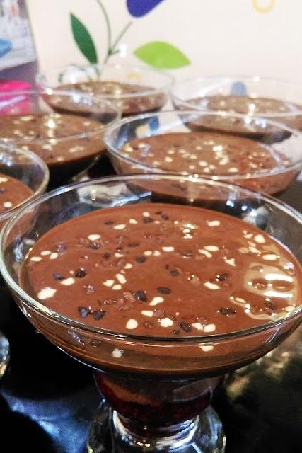 Czekoladowo-kokosowy pudding chia z musem malinowym