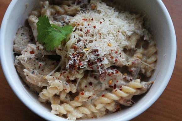 Kurczak z makaronem, mascarpone i suszonymi pomidorami