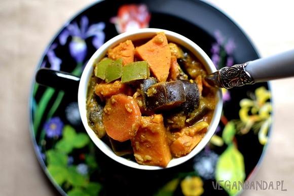 Curry z batata bakłażana masłem orzechowym i wiórkami kokosowymi