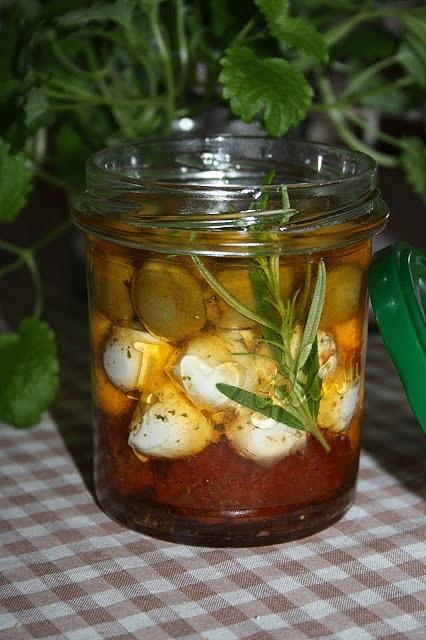 Mozzarella z oliwkami i suszonymi pomidorami w oliwie