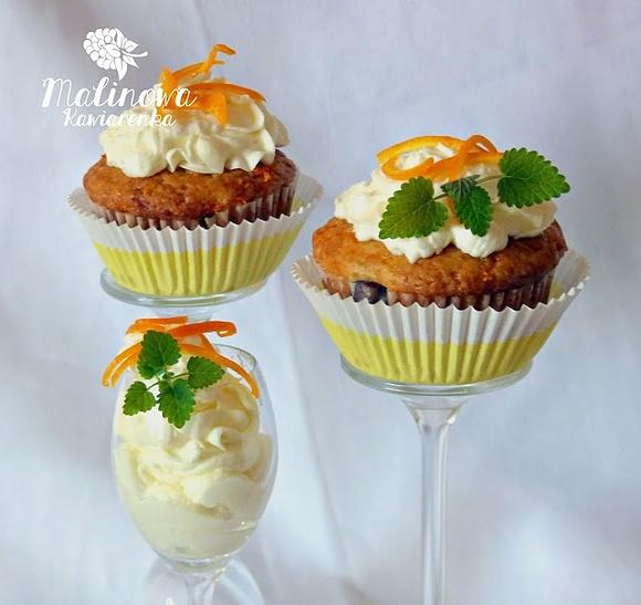 Muffiny z budyniem i nutką pomarańczy