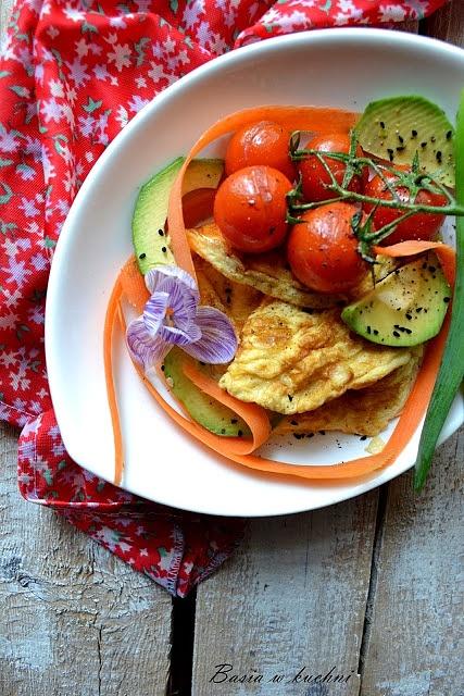 Omlet z pomidorkami, marchwią, awokado i czarnuszką