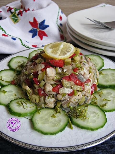 Tatar śledziowy z cebulą i ogórkami