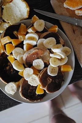 Fasolowe placki orzechowe z pomarańczą i bananem