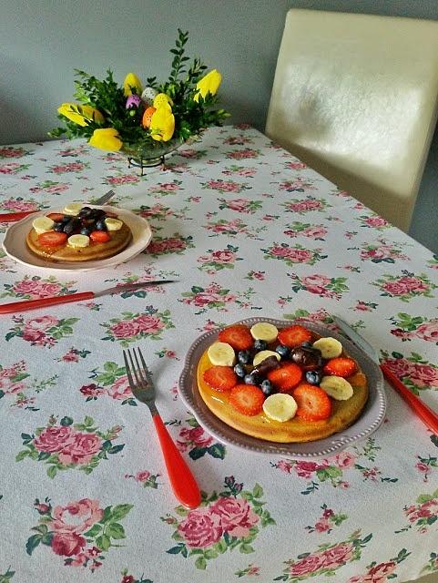 Omlet kukurydziany z dżemem i owocami na śniadanie