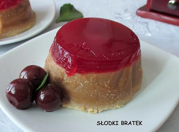 Kawowa panna cotta z galaretką wiśniową