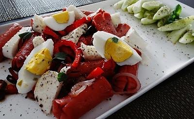 Parówki z mozzarellą i jajkiem na śniadanie