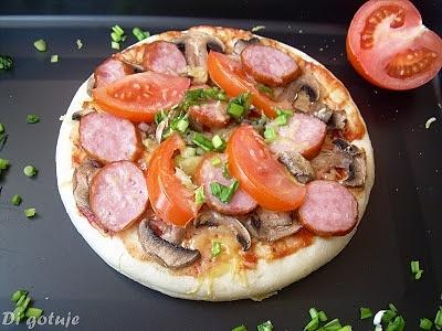 Pizza z kiełbasą i chrupiącym ciastem