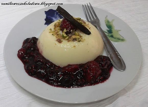 Waniliowa panna cotta z sosem malinowym