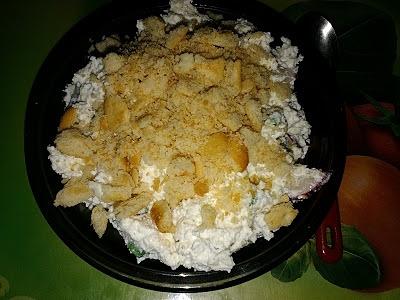 Twarogowa pasta z krakersami i szczypiorem