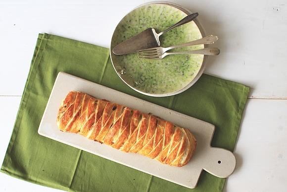 Strudel z jabłkami w kształcie warkocza