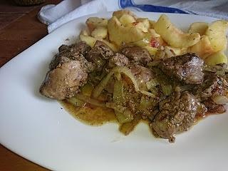 Drobiowe wątróbki z smażonymi gruszkami