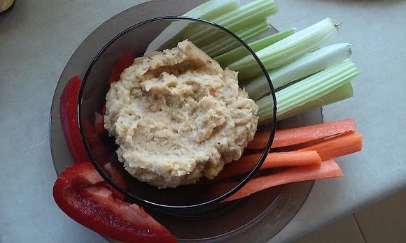 Hummus z karmelizowaną cebulką przekąska zdrowa tłuszcze białko węglowodany