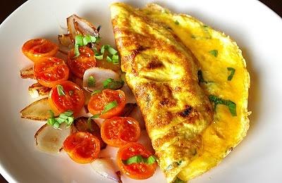 Omlet serowo-bazyliowy z karmelizowaną szalotką i pomidorkami cherry