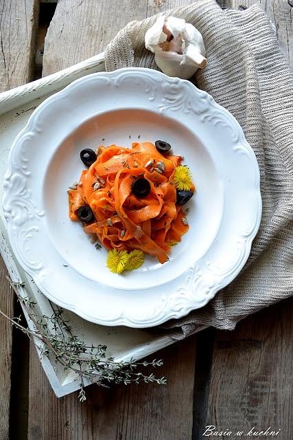 Pappardelle z marchwią, czarną oliwką, słonecznikiem i tymiankiem