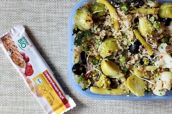 Wiosenny lunchbox z warzywami, komosą ryżową i kiełkami