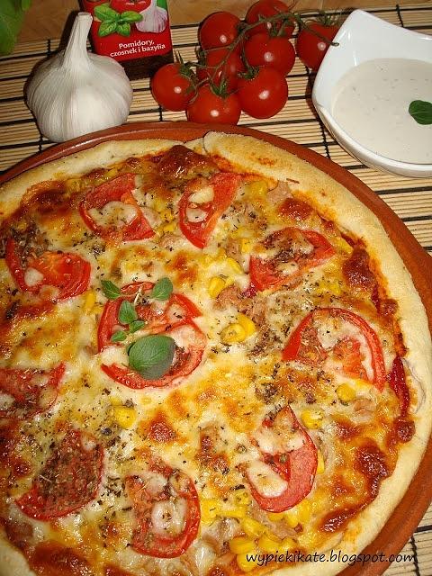 Pizza z tuńczykiem i mozarellą