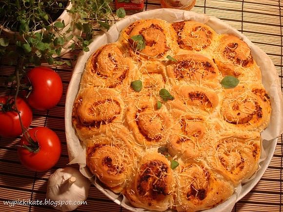 Odrywane bułeczki z czerwonym pesto i parmezanem