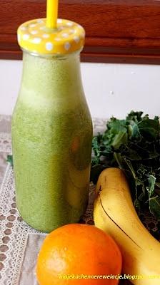 Koktajl z jarmużu, banana i pomarańczy