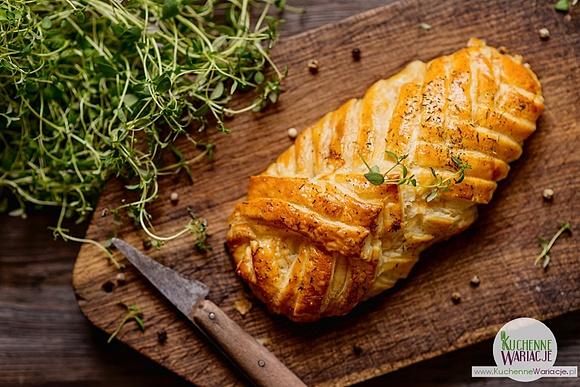 Kurczak faszerowany pieczarkami zapiekany w cieście francuskim