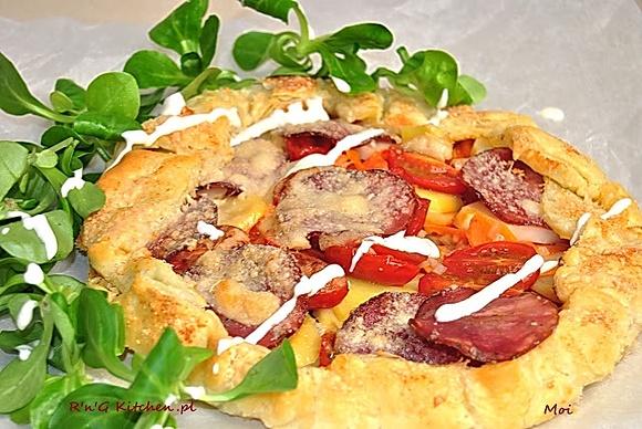 Tarta na cieście francuskim z ziemniakami i kindziukiem