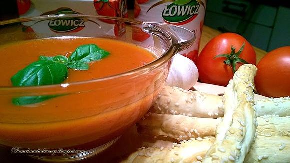Aksamitna zupa pomidorowa z nutą pieczonej papryki i bazylii