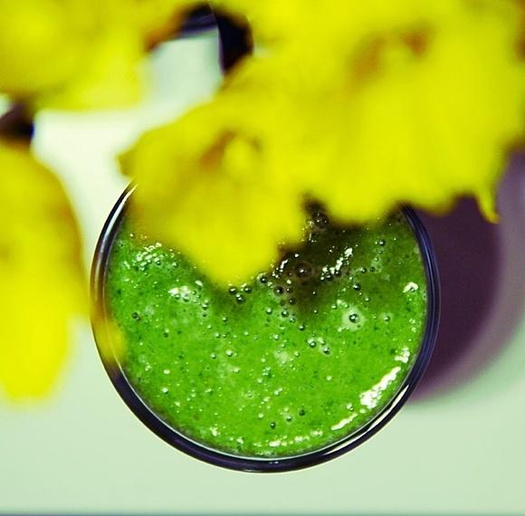 Zielony koktajl z mango, ananasem, pietruszką, bananem i jęczmieniem