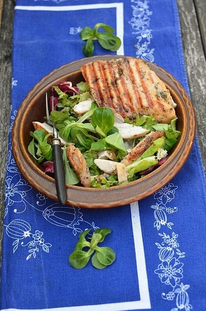 Filet drobiowy grillowany orientalnie z mixem sałat