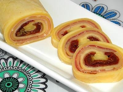 Rolada serowa z szynką parmeńską i suszonymi pomidorami